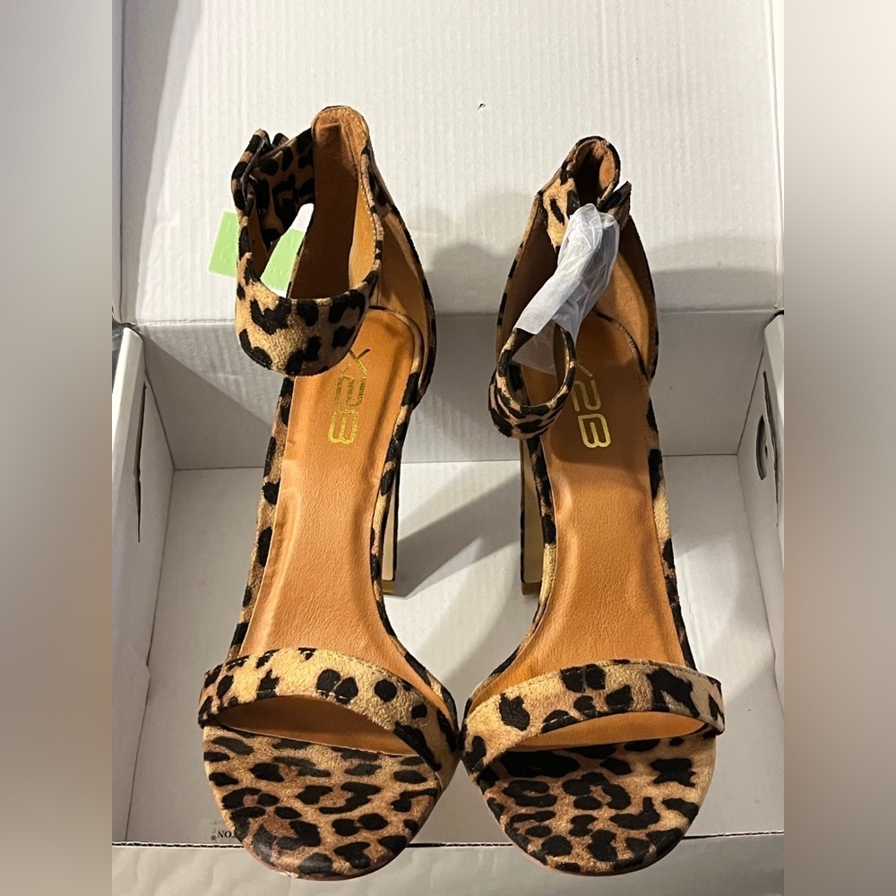NEW- X2B Thalia-6 High Heels SIZE: 8 COLOR: Leopard